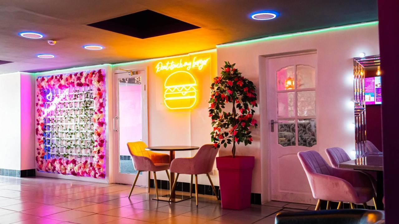 Hello Roomz - Pleasure Beach Hotel 3*