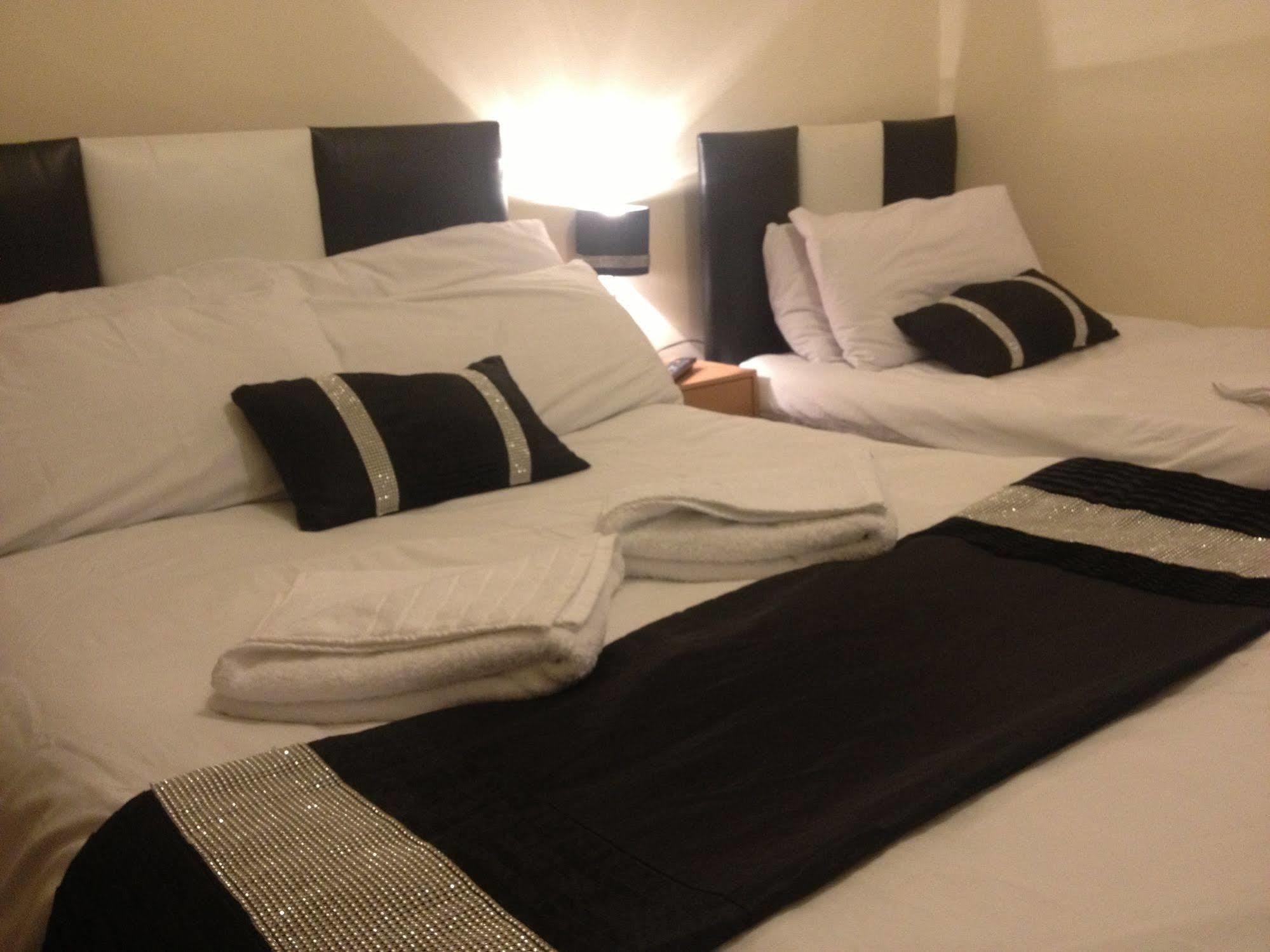 Hello Roomz - Pleasure Beach Hotel Blackpool